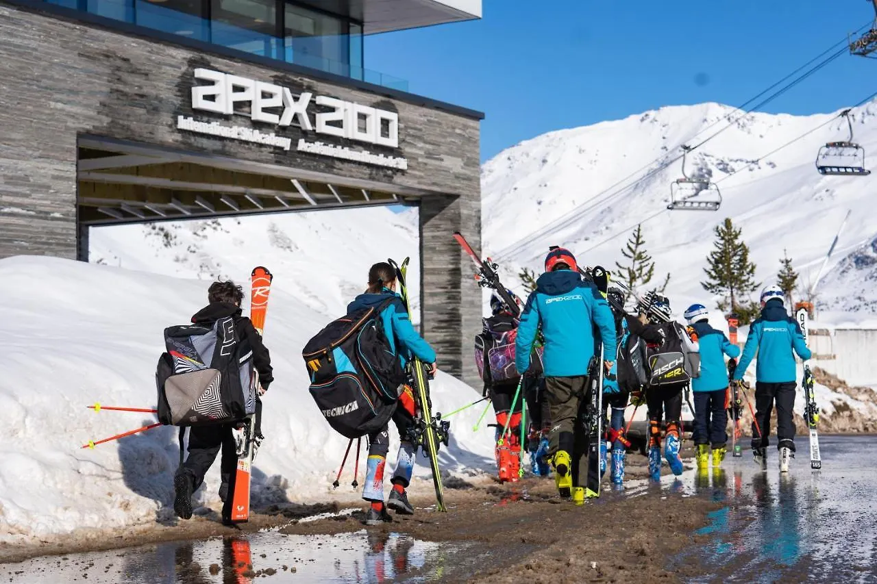 Apex2100 International Ski Academy Tignes 0*,